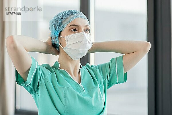 Niedrigen Winkel Krankenschwester müde. Auflösung und hohe Qualität schönes Foto