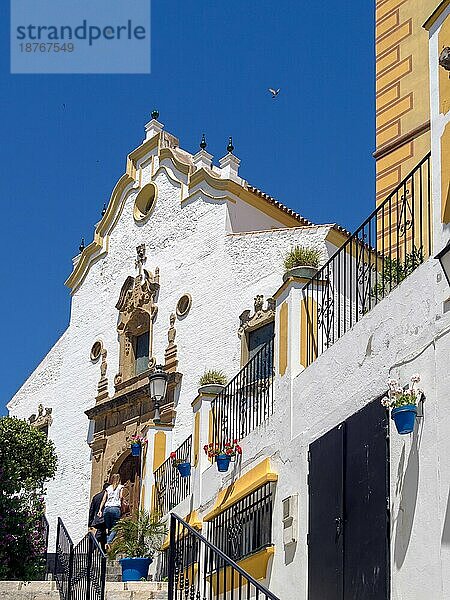 ESTEPONA  ANDALUCIA/SPAIN - 5. MAI: Kirche Nuestra Señora de los Remedios in Estepona  Spanien  am 5. Mai 2014. Zwei nicht identifizierte Personen  Europa