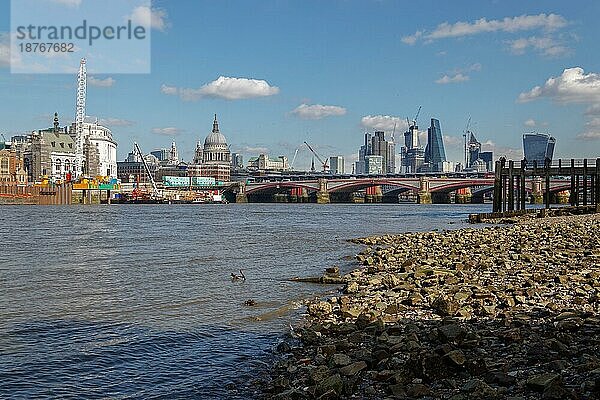 LONDON/UK - 21. MÄRZ: Blick über die Themse auf die Londoner City am 21. März 2018. Fünf nicht identifizierte Personen