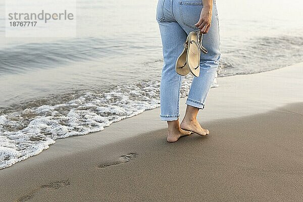 Seitenansicht Frau beim Spaziergang am Strand
