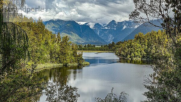 Aussicht auf den Lake Matheson in Neuseeland im Sommer