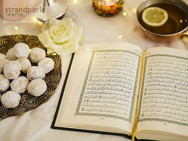 Ansicht von oben Koran mit Tee Gebäck. Auflösung und hohe Qualität schönes Foto