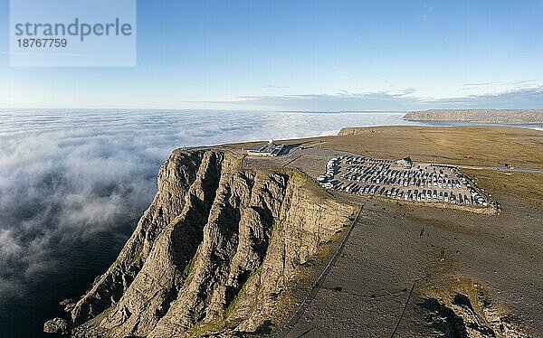 Felsklippen des Nordkap mit Parkplatz und Touristencenter  Nordkapp  Finnmark  Norwegen  Europa