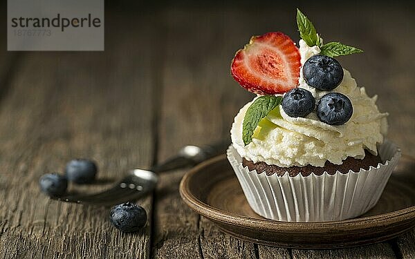 Vorderansicht leckerer Cupcake mit Erdbeer-Heidelbeere