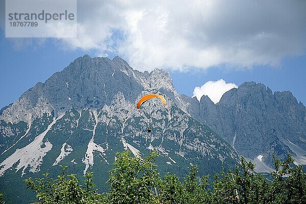 Gleitschirmflieger im Wilden Kaiser Gebirge in Österreich