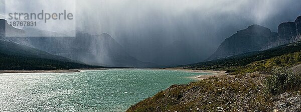 Gewitterwolken ziehen über dem Sherburne-See auf
