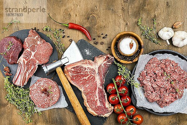 Draufsicht Fleisch mit Kräutern Tomaten. Auflösung und hohe Qualität schönes Foto