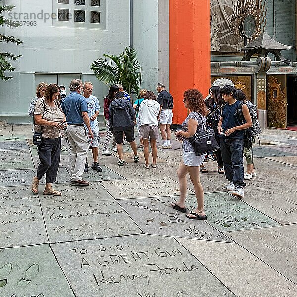 Menschen betrachten die Hand- und Fußabdrücke und Unterschriften der Stars in Hollywood am 29. Juli 2011. Nicht identifizierte Personen  HOLLYWOOD  KALIFORNIEN  USA  Nordamerika