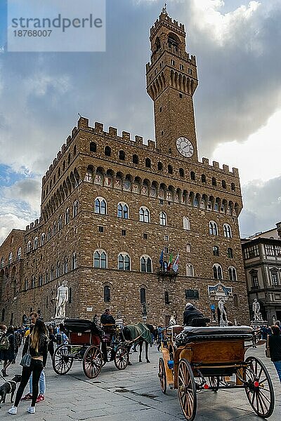 FLORENZ  TOSKANA/ITALIEN - 19. OKTOBER : Blick auf den Palazzo Vecchio in Florenz am 19. Oktober 2019. Nicht identifizierte Personen