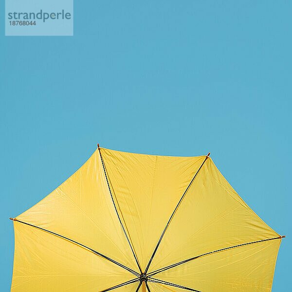 Kopierraum gelber Regenschirm