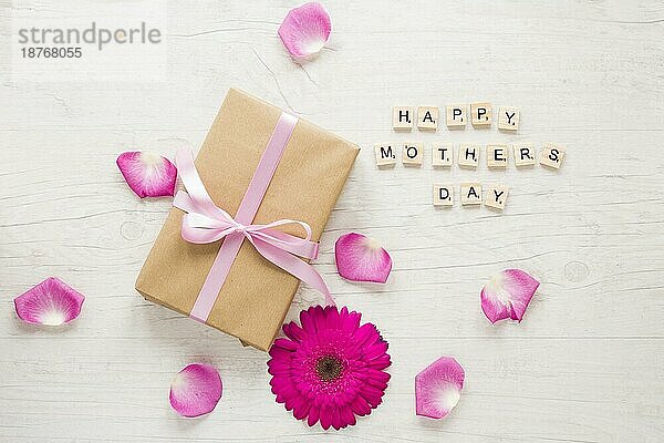 Glückliche Mütter Tag Inschrift mit Geschenkbox Gerbera