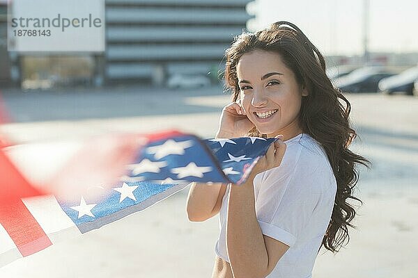 Schöne Frau hält große usa-Flagge