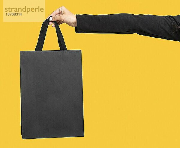 Person hält große schwarze Einkaufstasche Kopie Raum. Auflösung und hohe Qualität schönes Foto