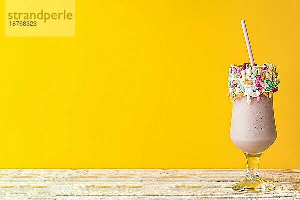 Vorderansicht leckerer Milchshake gelber Hintergrund