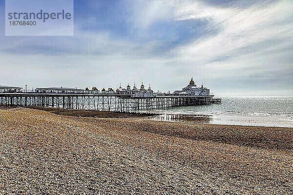 EASTBOURNE  EAST SUSSEX  UK - 3. MAI : Blick auf den Eastbourne Pier in East Sussex am 3. Mai 2021