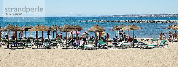 MARBELLA  ANDALUCIA/SPAIN - 4. MAI: Blick auf den Strand von Marbella in Spanien am 4. Mai 2014. Nicht identifizierte Menschen