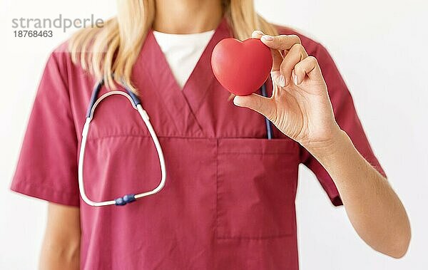 Vorderansicht Ärztin hält Herzform