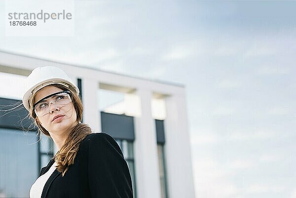 Junge Frau mit Schutzhelm