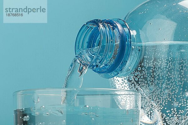 Einschenken von Sprudelwasser in Tasse . Auflösung und hohe Qualität schönes Foto