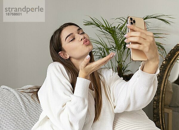 Frau mit Handy macht Selfie