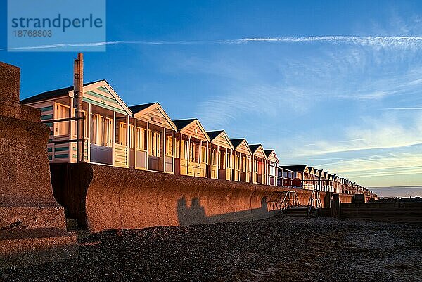 Eine Reihe leuchtend bunter Strandhütten in Southwold