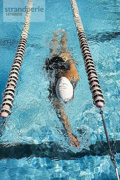 Junges Mädchen im Schwimmbad