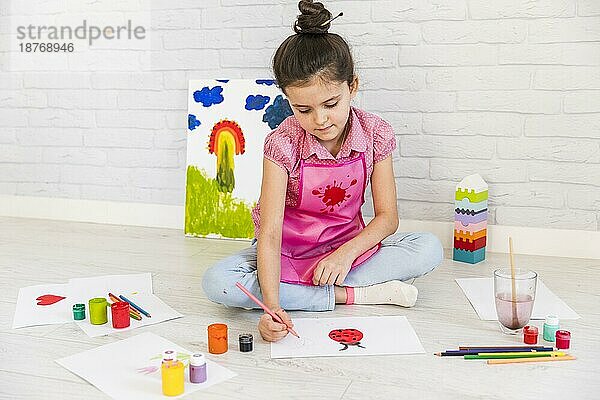 Mädchen sitzend Boden malen weißes Papier mit Farben