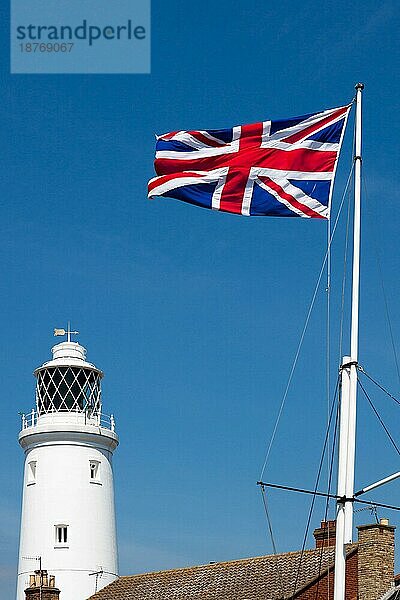 Die Flagge des Union Jack weht in der Nähe des Leuchtturms in Southwold