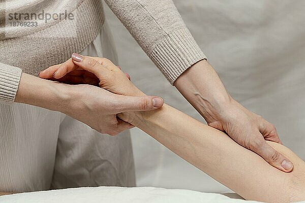 Nahaufnahme Therapeut massiert Arm des Patienten