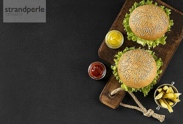 Draufsicht Burger-Pommes-Schneidebrett mit Kopierfeld