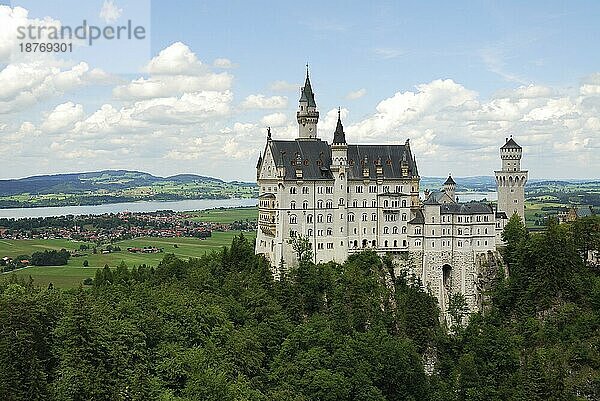 HOHENSCHWANGAU  DEUTSCHLAND  15. JUNI: Schloss Neuschwanstein am 15. Juni 2011 in Hohenschwangau  Deutschland. Das berühmte Schloss hat über eine Million Besucher pro Jahr