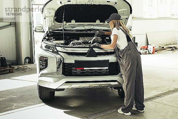 Frontansicht Mechanikerin bei der Arbeit