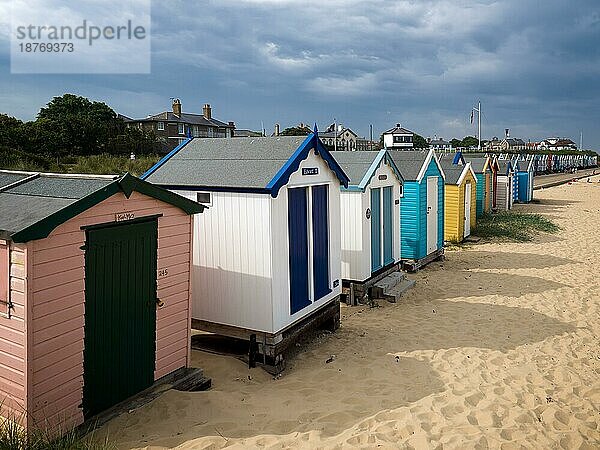 Eine Reihe leuchtend bunter Strandhütten in Southwold