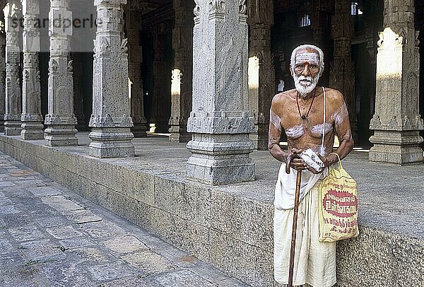 Ein Brahmanen Anhänger steht im Jambukeshwarar Tempel in Thiruvannaikaval  Tamil Nadu  Südindien  Indien  Asien. Panchabhoota Sivasthala  Wasser  Asien