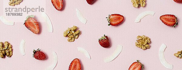 Draufsicht köstliche Erdbeeren mit Walnüssen. Auflösung und hohe Qualität schönes Foto