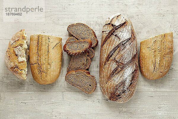 Draufsicht verschiedene Brotsorten. Foto mit hoher Auflösung