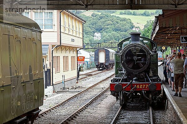 KINGSWEAR  DEVON/UK - 28. JULI : 4277 BR Dampflokomotive GWR 4200 Klasse 2-8-0T Tanklok in Kingswear Devon am 28. Juli 2012. Nicht identifizierte Personen