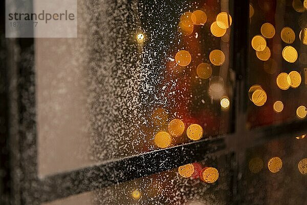 Bokeh-Effekt auf Fenster mit Schnee