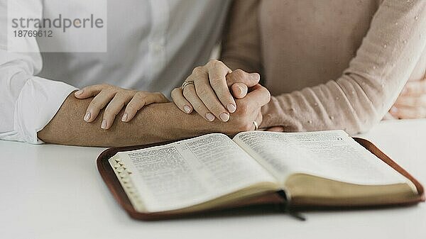 Mann und Frau lesen gemeinsam in der Bibel. Foto mit hoher Auflösung