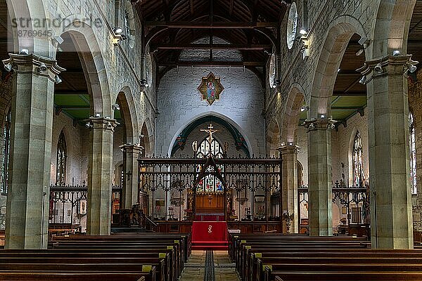 EAST GRINSTEAD  WEST SUSSEX  UK - 28. MÄRZ: Innenansicht der St. Swithuns Kirche in East Grinstead West Sussex am 28. März 2022