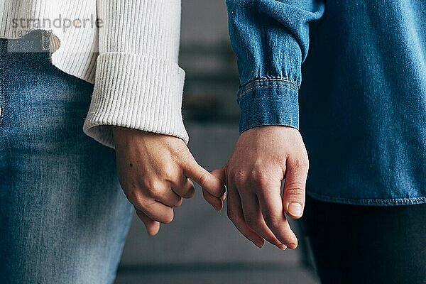 Weibchen  die sich gegenseitig den kleinen Finger einhaken. Foto mit hoher Auflösung