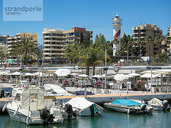 MARBELLA  ANDALUCIA/SPAIN - 4. MAI: Blick auf den Yachthafen von Marbella in Spanien am 4. Mai 2014. Nicht identifizierte Menschen