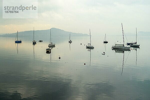 Yachten im frühen Morgennebel am Lago Maggiore in Lesa Piemont Italien