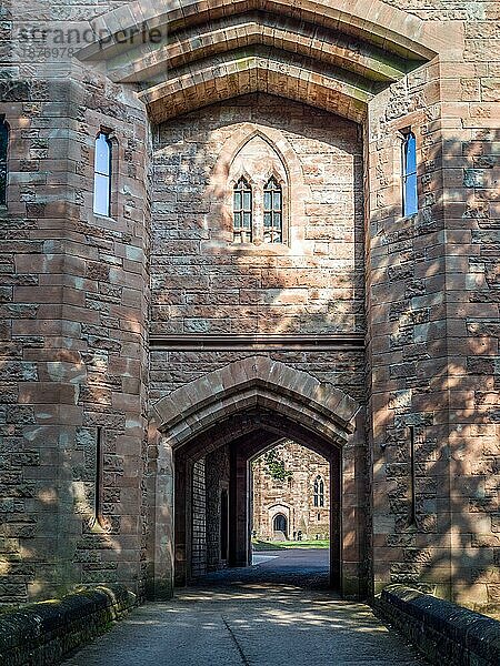 Eingangsbogen zum Schloss Peckforton