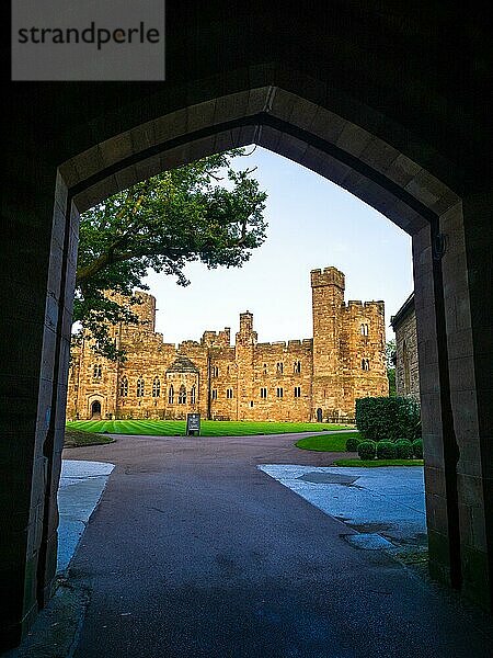 Eingangsbogen zum Schloss Peckforton