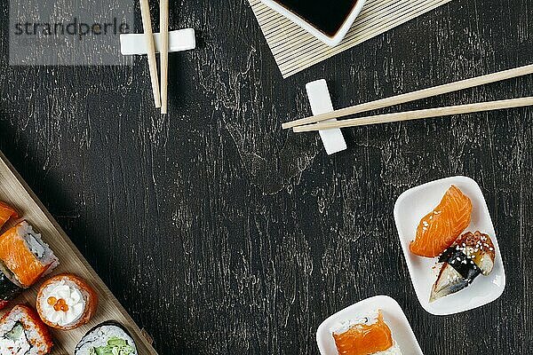 Draufsicht auf traditionelles japanisches Sushi mit Kopierbereich