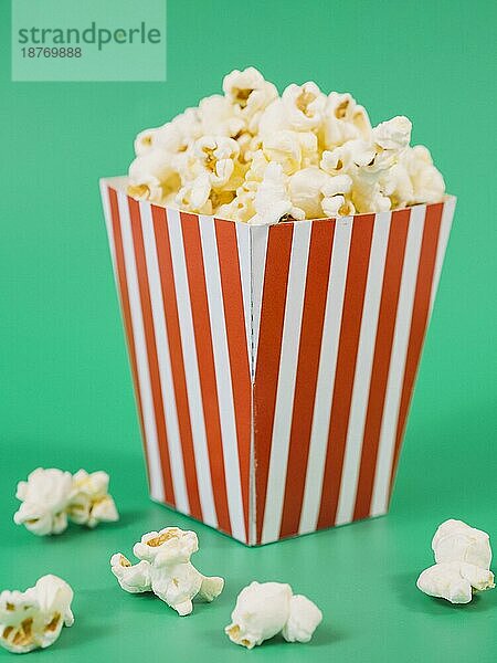 Nahaufnahme leckere Popcorn-Box Tisch