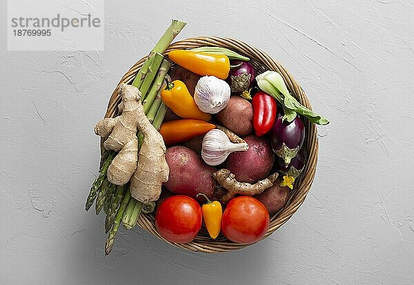 Draufsicht Korb mit Gemüsesortiment. Auflösung und hohe Qualität schönes Foto