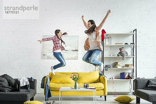 Mutter Tochter springende Couch. Foto mit hoher Auflösung