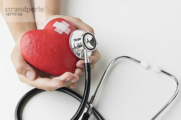 Draufsicht Welt-Herz-Tag-Konzept mit Stethoskop. Auflösung und hohe Qualität schönes Foto